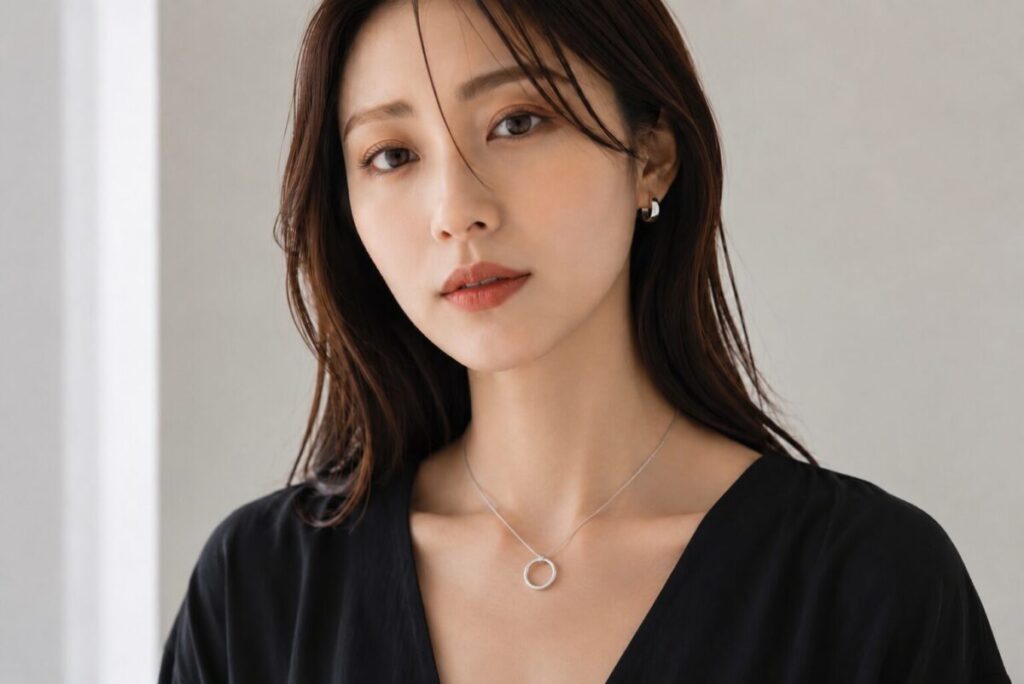 面長顔の女性がネックレスをつけているイメージ