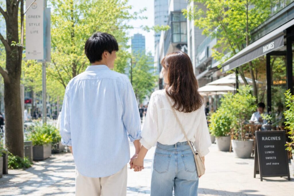 手を繋いでいるカップル