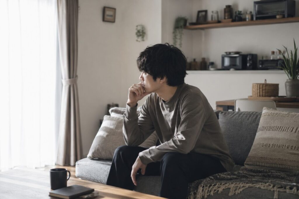悩んでいる男性