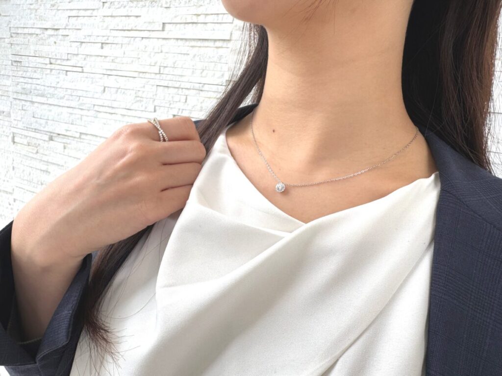 婚約ネックレスをつけた女性の首元