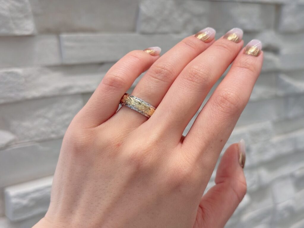 Maxiの結婚指輪　ツートーンリングをつけた手元