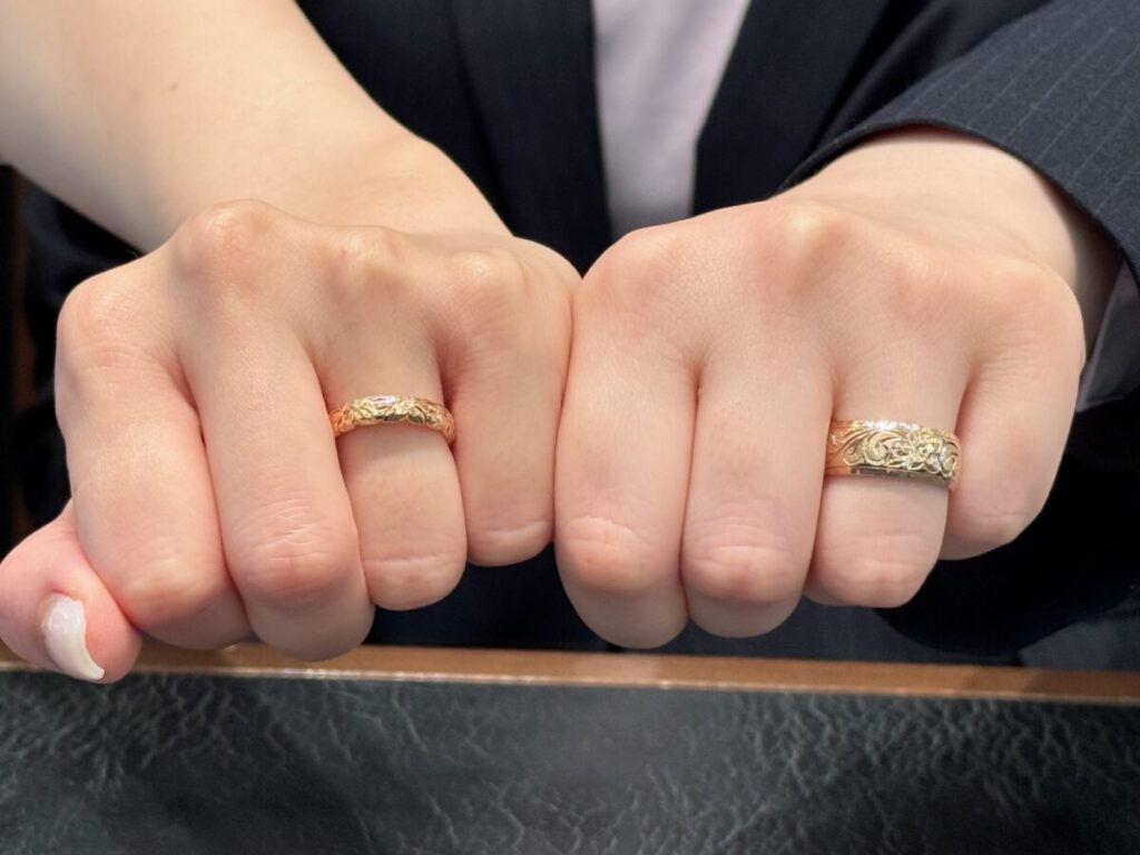 Maxiの結婚指輪　ゴールドのハワイアンジュエリーをつけた手元
