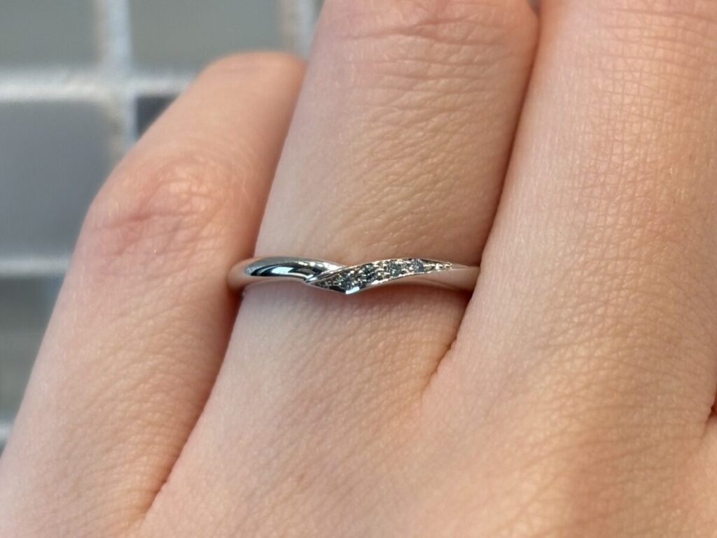 カフェリングの結婚指輪シェリアイスブルーダイヤの着用画像