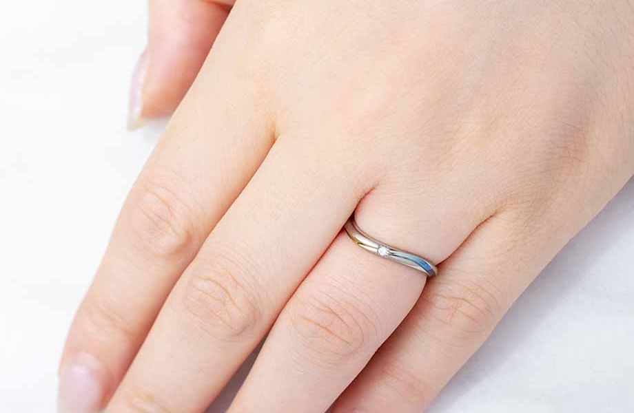 SORAの結婚指輪　レイをつけた手元