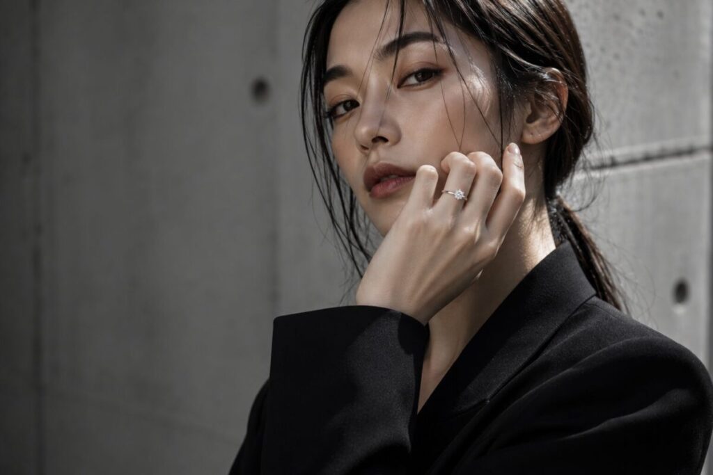 婚約指輪をつけた女性