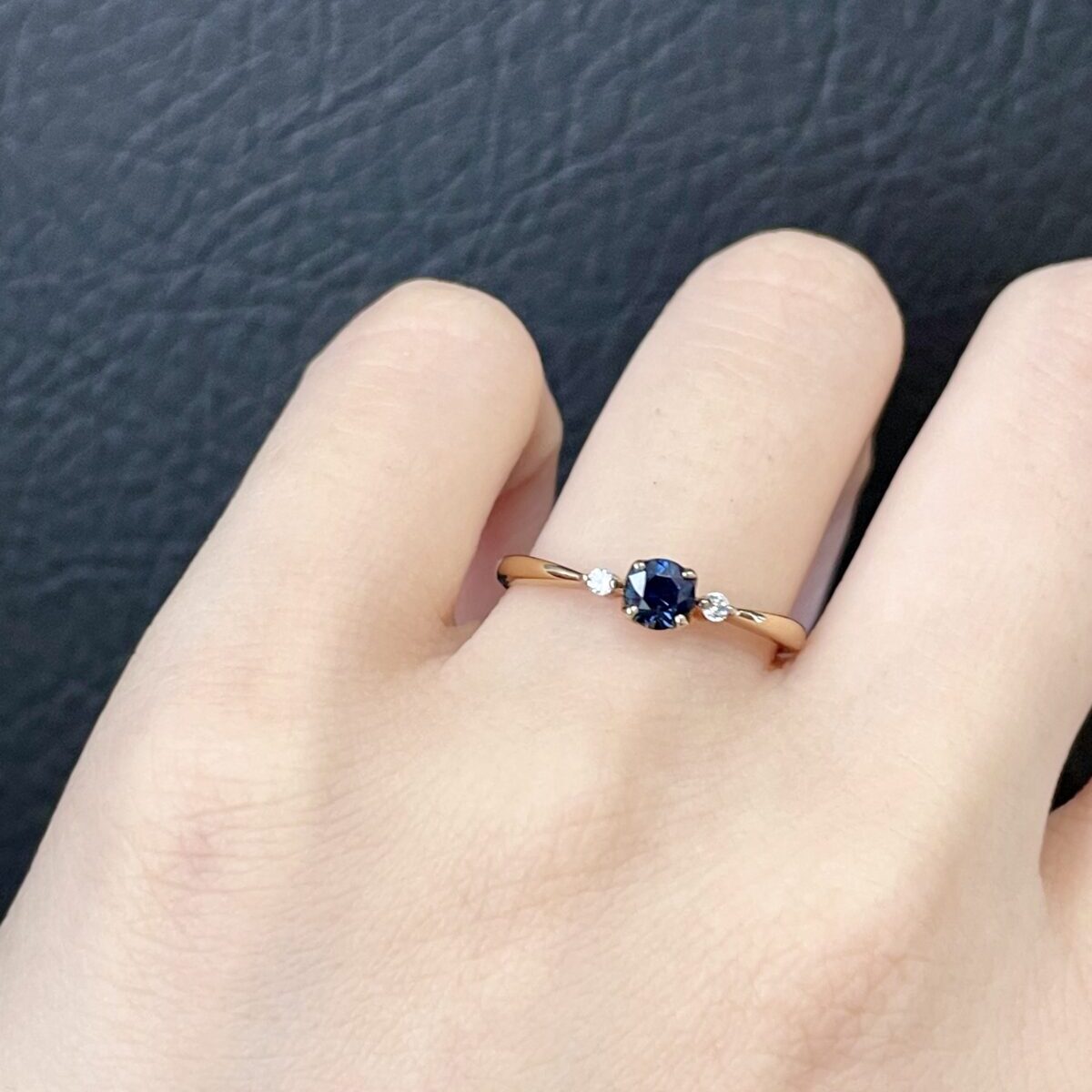 SOのブルーサファイアの婚約指輪の着用画像