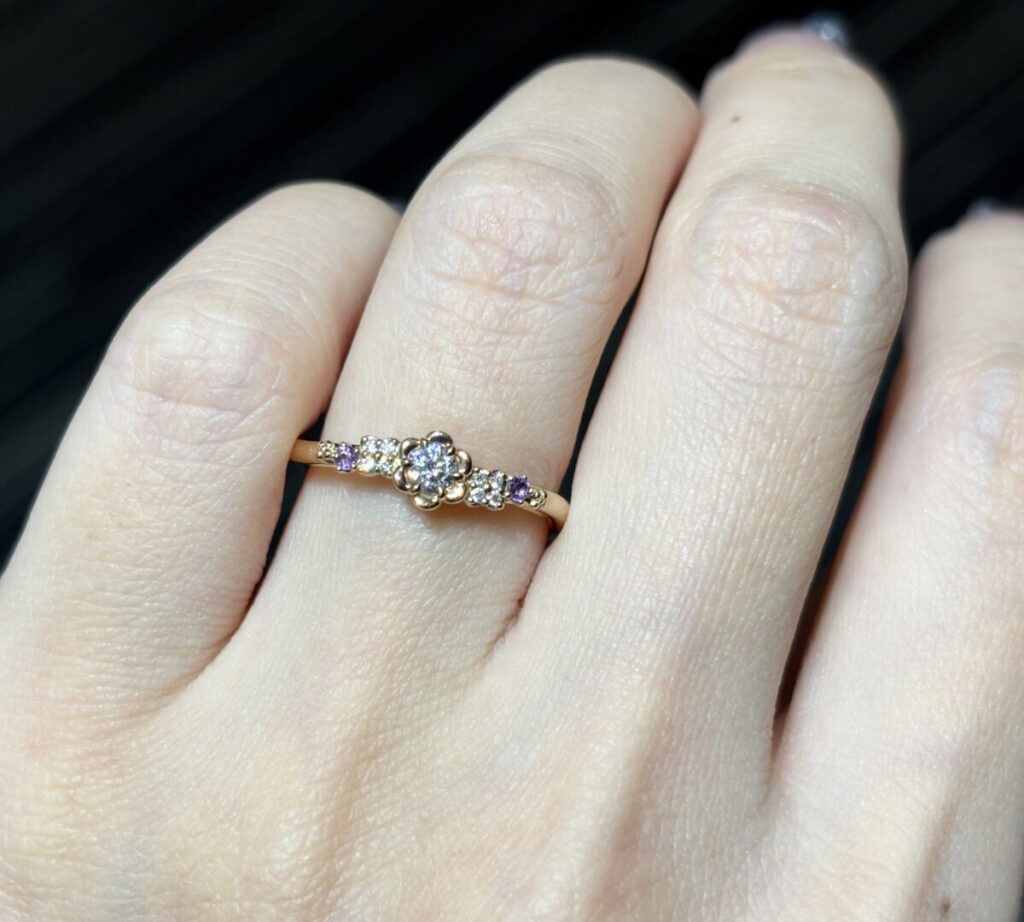 サイドストーンが紫の婚約指輪