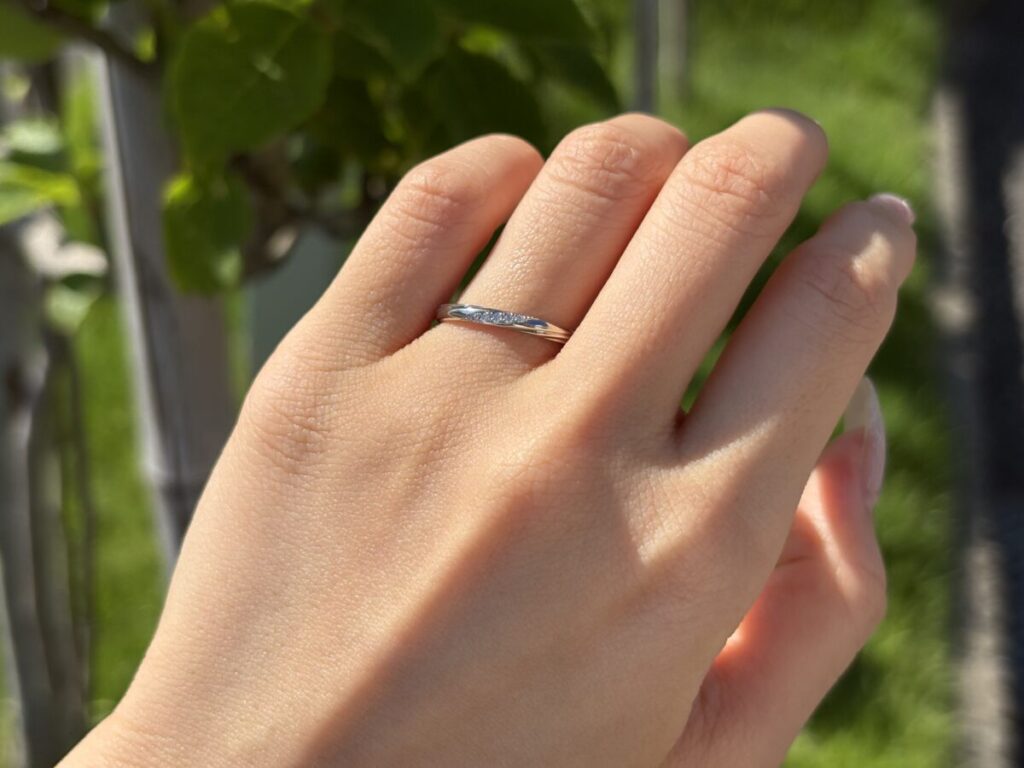 ラザールダイヤモンドの結婚指輪 レンブラント 着用画像