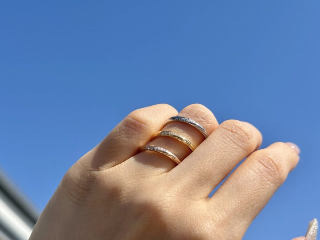 ラザールダイヤモンドの結婚指輪 レンブラント ゴールドアレンジ 着用画像 比較