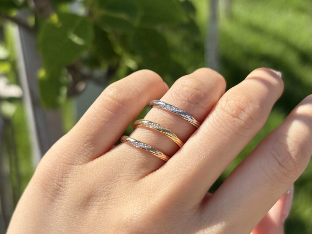ラザールダイヤモンドの結婚指輪 レンブラント ゴールドアレンジ 着用画像 比較