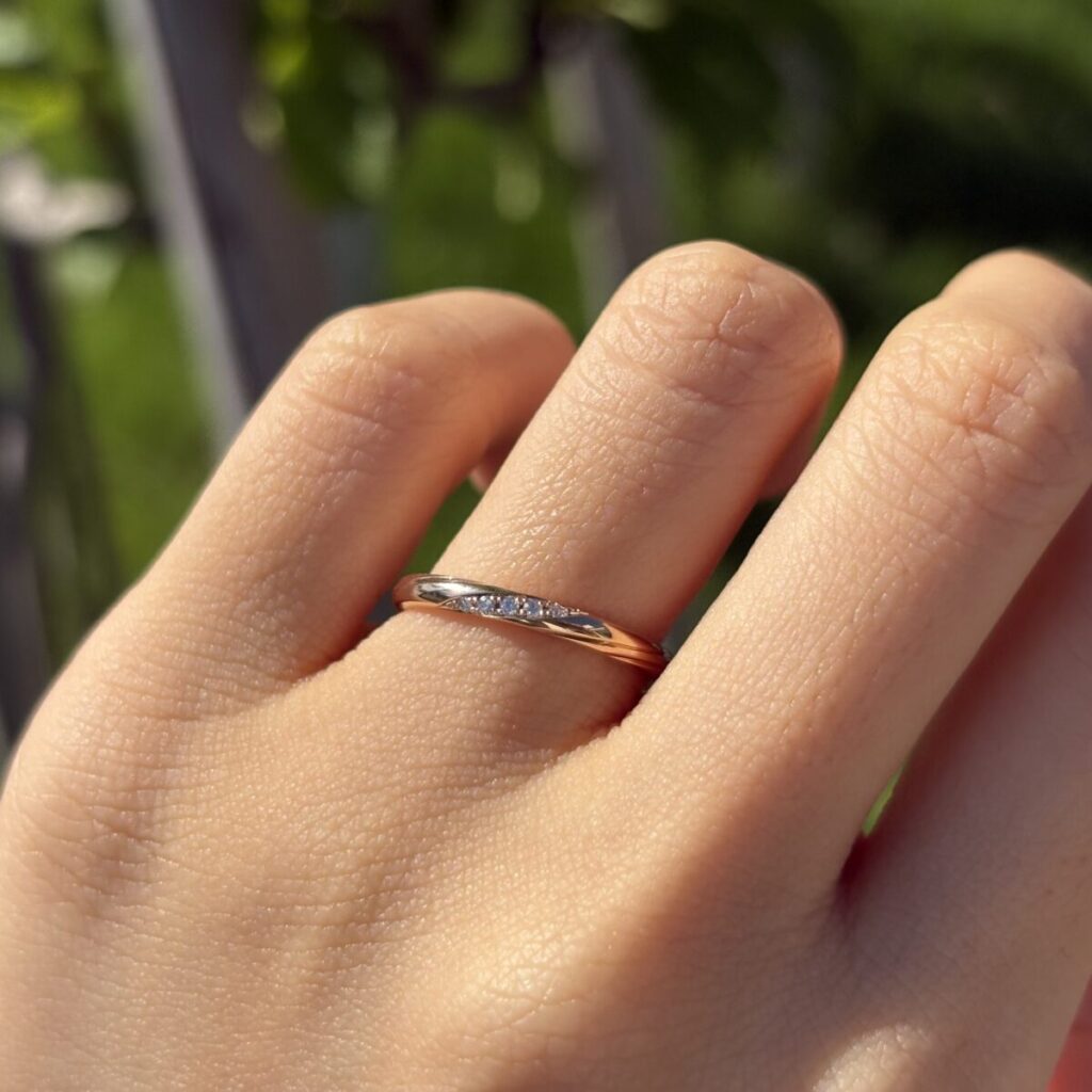 ラザールダイヤモンドの結婚指輪 レンブラント ピンクゴールドアレンジ 着用画像
