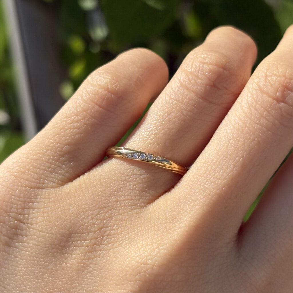 ラザールダイヤモンドの結婚指輪 レンブラント イエローゴールドアレンジ 着用画像