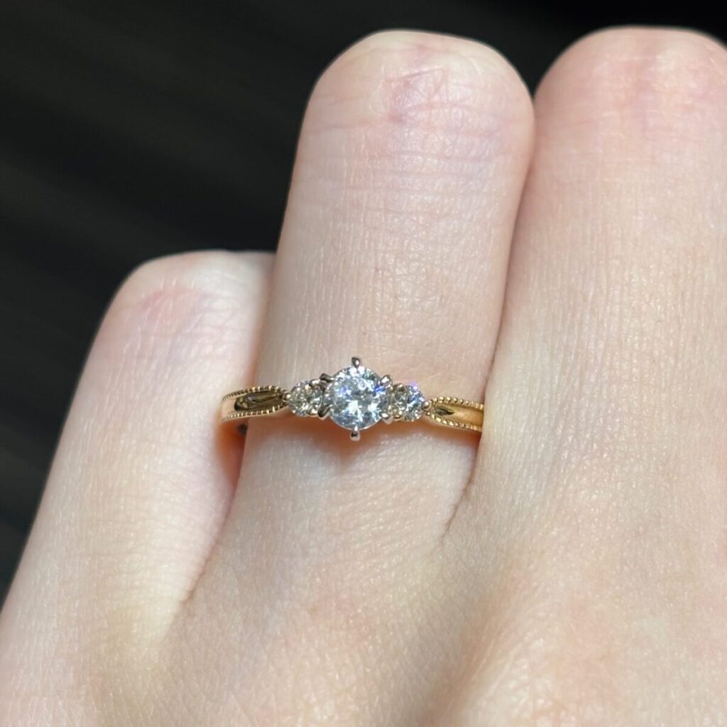 ラブボンドの婚約指輪リボンの着用画像