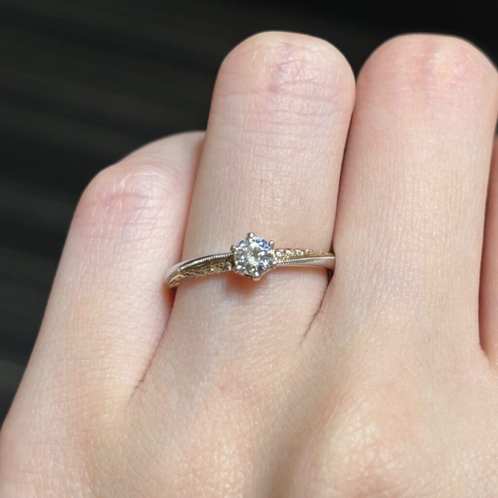 ラブボンドの婚約指輪ジュビリーの着用画像