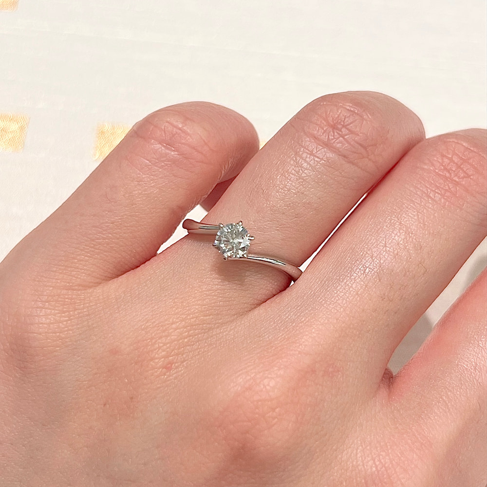 ロイヤル・アッシャーのウェーブの婚約指輪ERA318をつけた手元