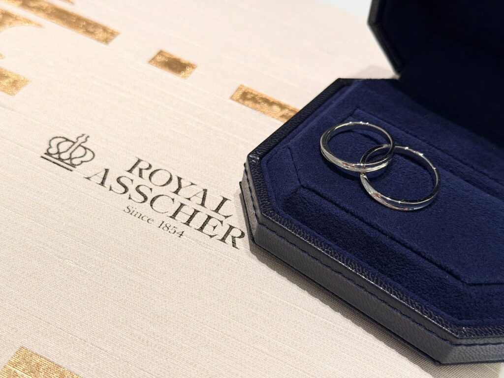 クロスデザインのロイヤル・アッシャーの結婚指輪WRA050/WRB060