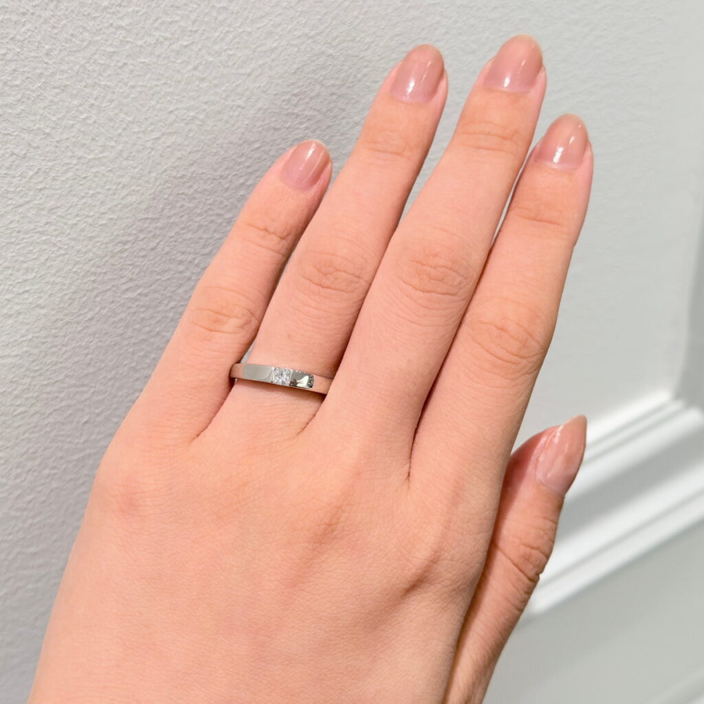 結婚指輪3.0ミリ幅以上の着用画　ロイヤル・アッシャーのWRB007