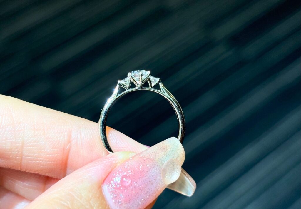 ラザールダイヤモンド　婚約指輪　リリーズ