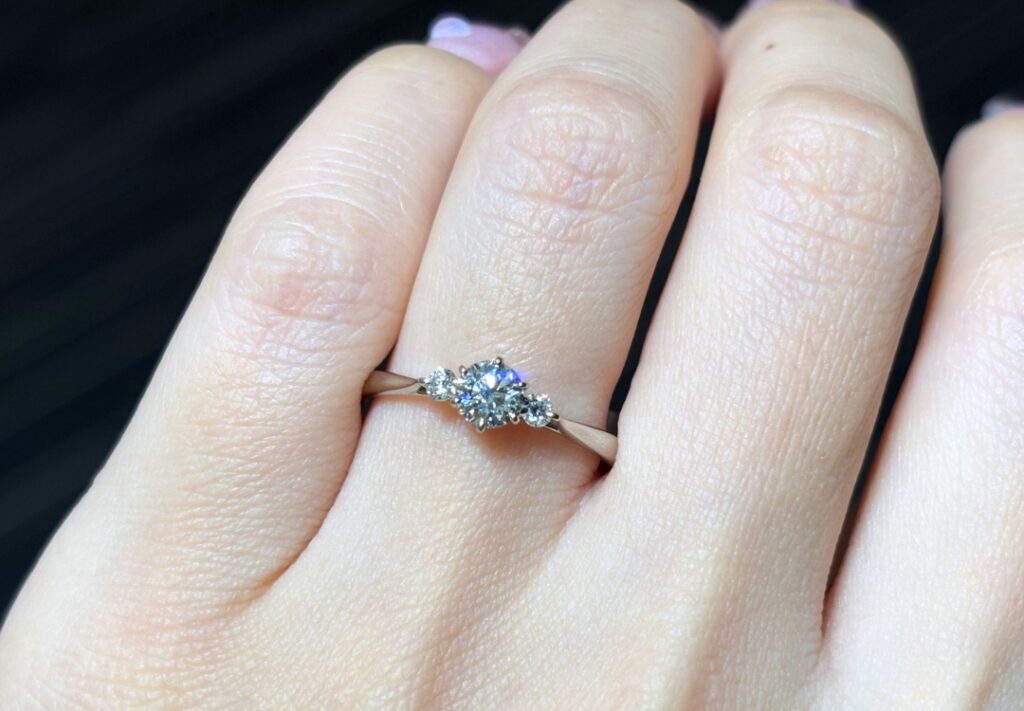 ラザールダイヤモンド　婚約指輪リリーズ
