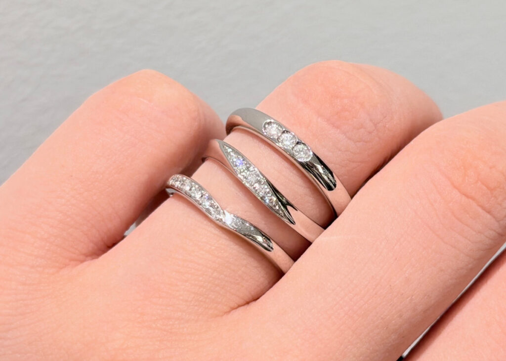 結婚指輪の形　ストレート、ウェーブ、V字　着用画