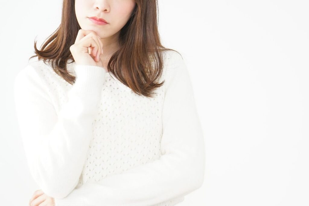 悩んでいる女性