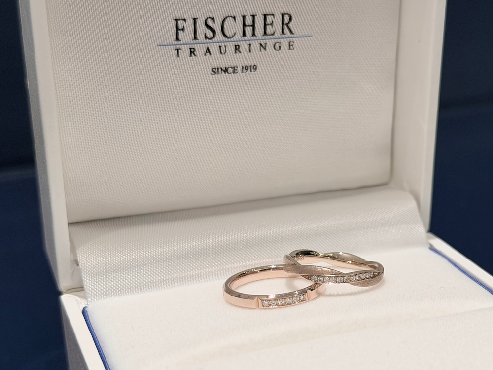 フィッシャーのケースに入ったキャラメルゴールドの結婚指輪9751049/9751057