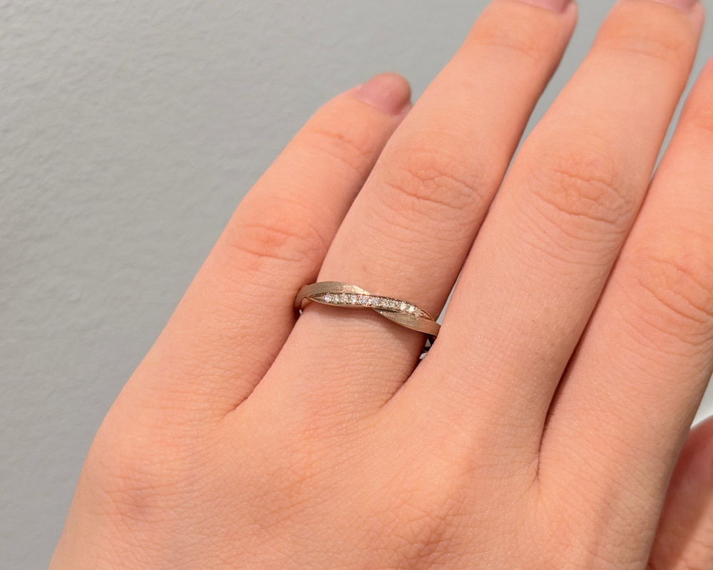 フィッシャーのキャラメルゴールドの結婚指輪を着用した手元