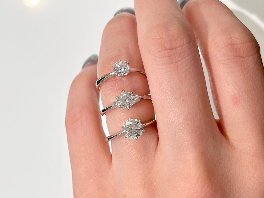 0.5ct〜1ctの大きなダイヤモンドのストレートの婚約指輪をつけた手元