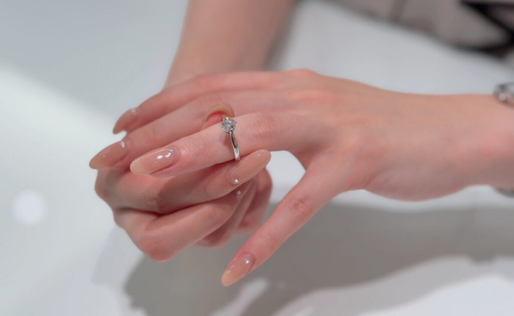 婚約指輪をつけ外しする女性の手元
