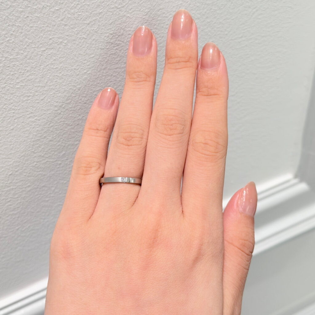 ヘアライン仕上げの結婚指輪の着用画　フィッシャーの9750482-025
