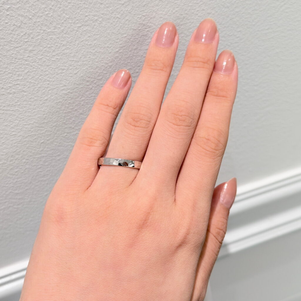 槌目の結婚指輪の着用画　リトルマーメイドのダンシング・バブルズ　LMM6909