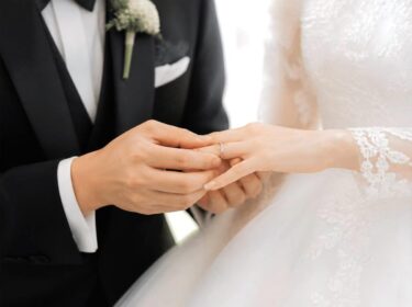 【結婚式】指輪交換の人気演出｜感動と笑顔に包まれるアイデア集