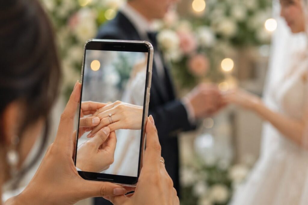 結婚式で写真撮影