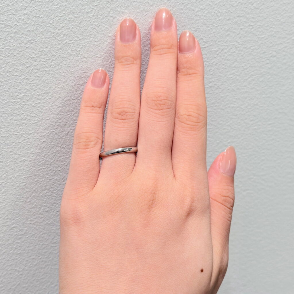 ダイヤモンドなしの結婚指輪　着用画　ロイヤル・アッシャーのWRA026
