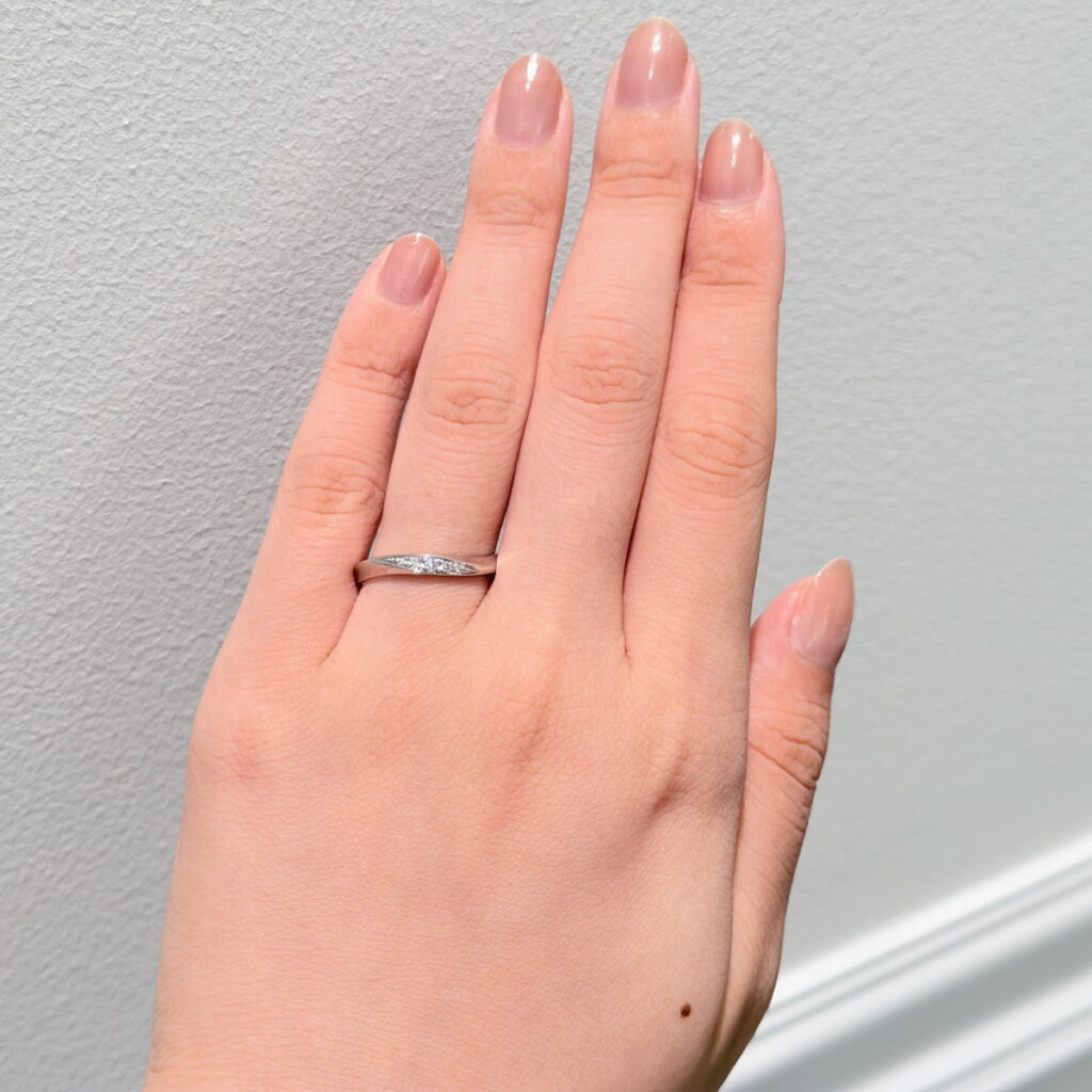ウェーブの結婚指輪の着用画　ロイヤル・アッシャーのWRB037