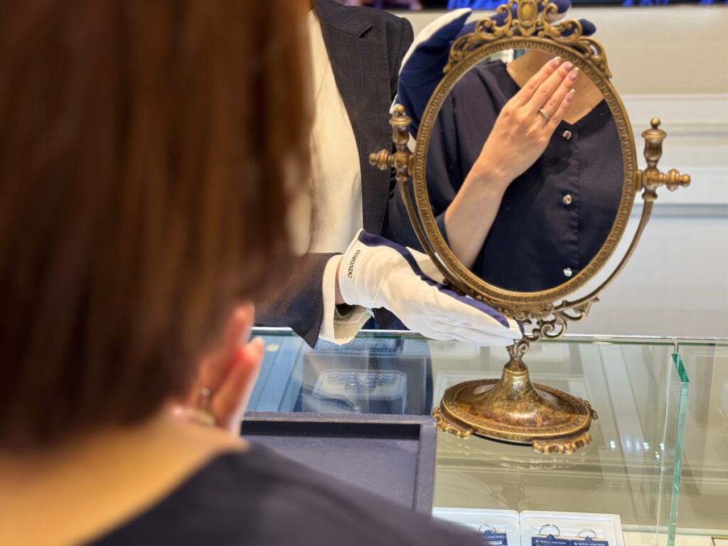 指輪を試着する女性