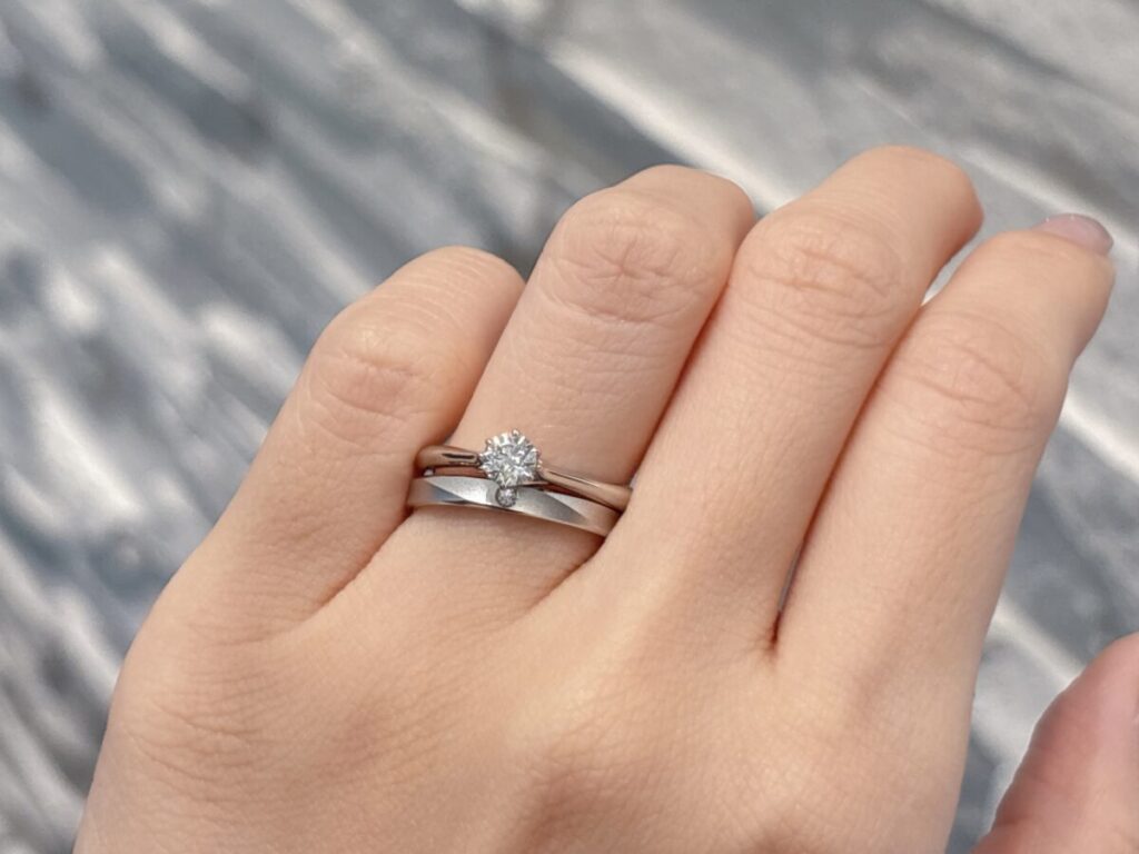 鍛造の結婚指輪ラザールダイヤモンド 重ねづけ