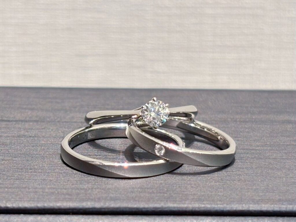 鍛造の結婚指輪ラザールダイヤモンド 重ねづけ