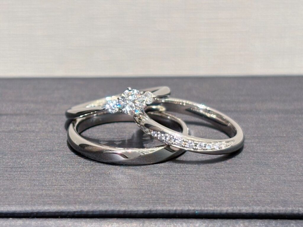 鍛造の結婚指輪ラザールダイヤモンド 重ねづけ