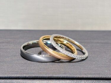 鍛造の結婚指輪に合わせる婚約指輪はどう選ぶ？大切なポイントと重ねづけ5選