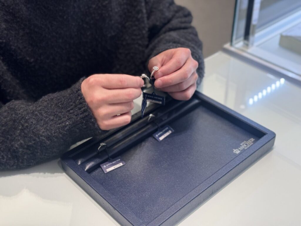 婚約指輪を見る男性