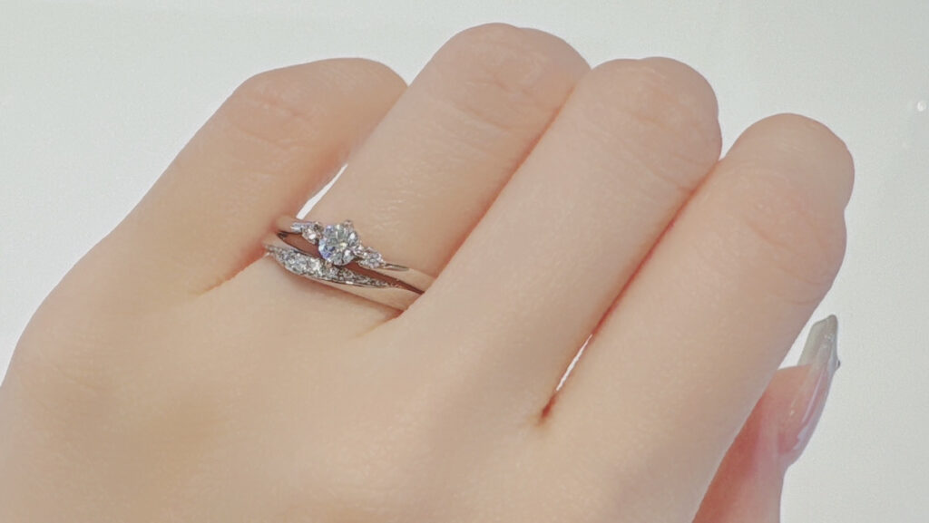 ラザールダイヤモンドの婚約指輪と結婚指輪の重ねづけ