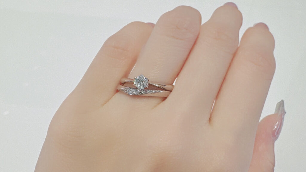 ラザールダイヤモンドの婚約指輪と結婚指輪の重ねづけ
