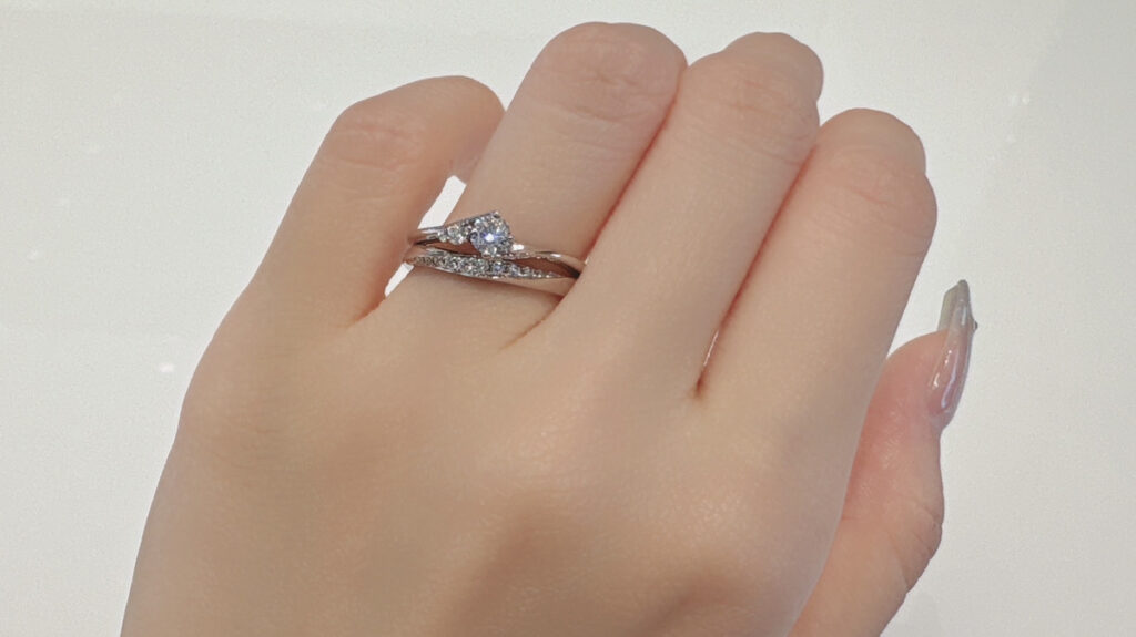 ラザールダイヤモンドの婚約指輪と結婚指輪の重ねづけ