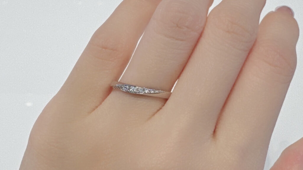 ラザールダイヤモンドの結婚指輪エコーの着画