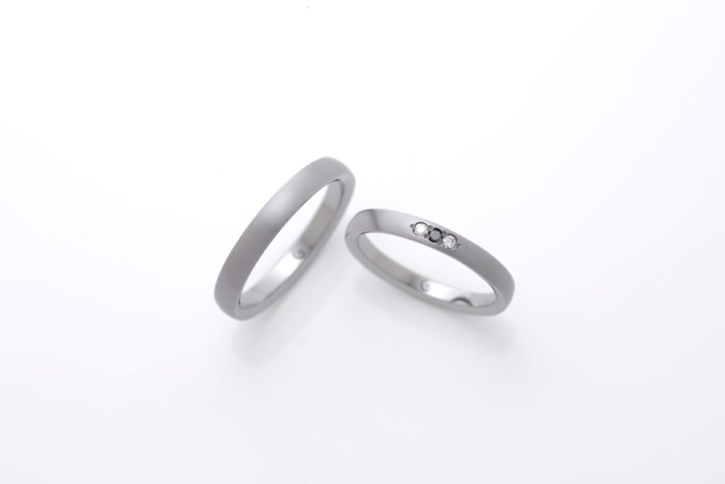 SORAの結婚指輪ヌーボラ　3石アレンジ　ブラックダイヤとタンタル