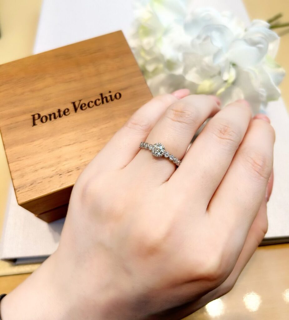 ポンテヴェキオの覆輪留めの婚約指輪　ミルアモーレ着用画像