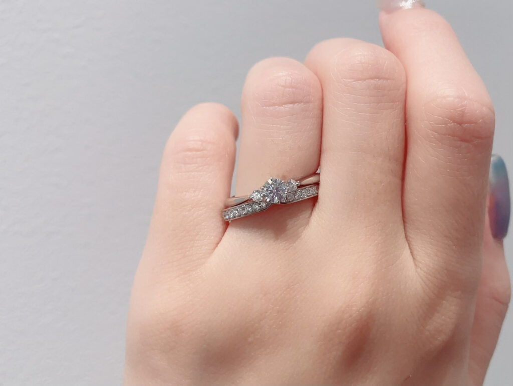 ラザールダイヤモンドの結婚指輪ウィズと婚約指輪リリーズの着用画像