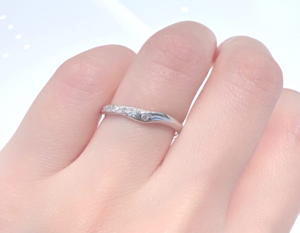 ピンクドルフィン結婚指輪　着用画