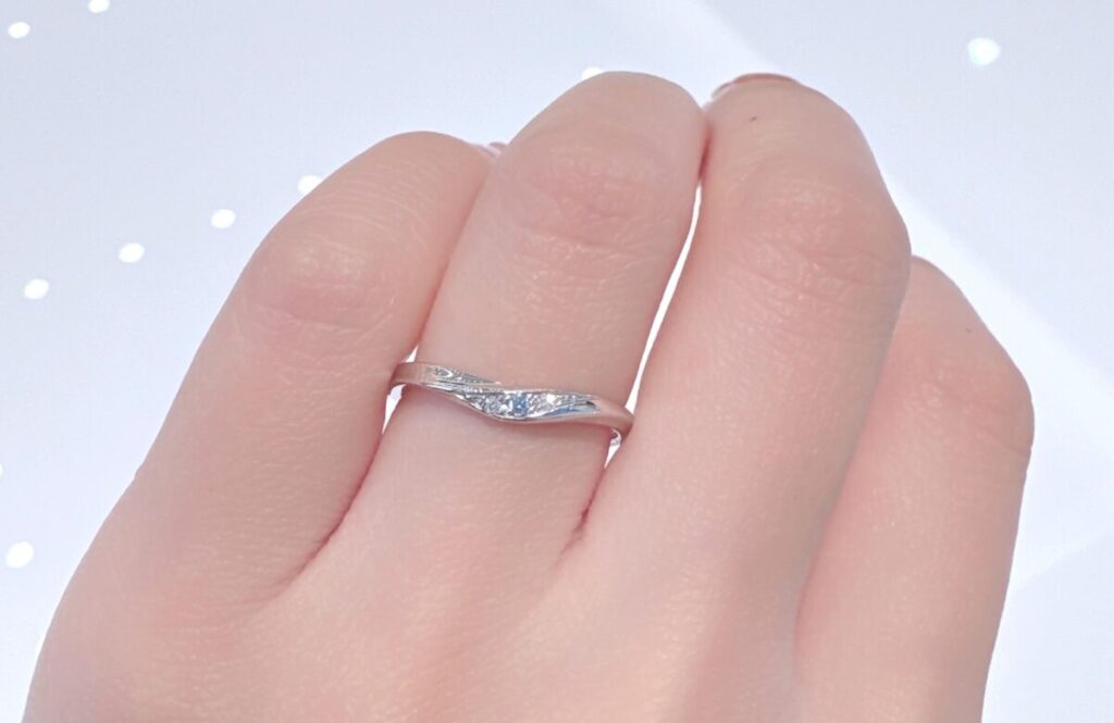 結婚指輪スイートブルーダイヤモンド着用画